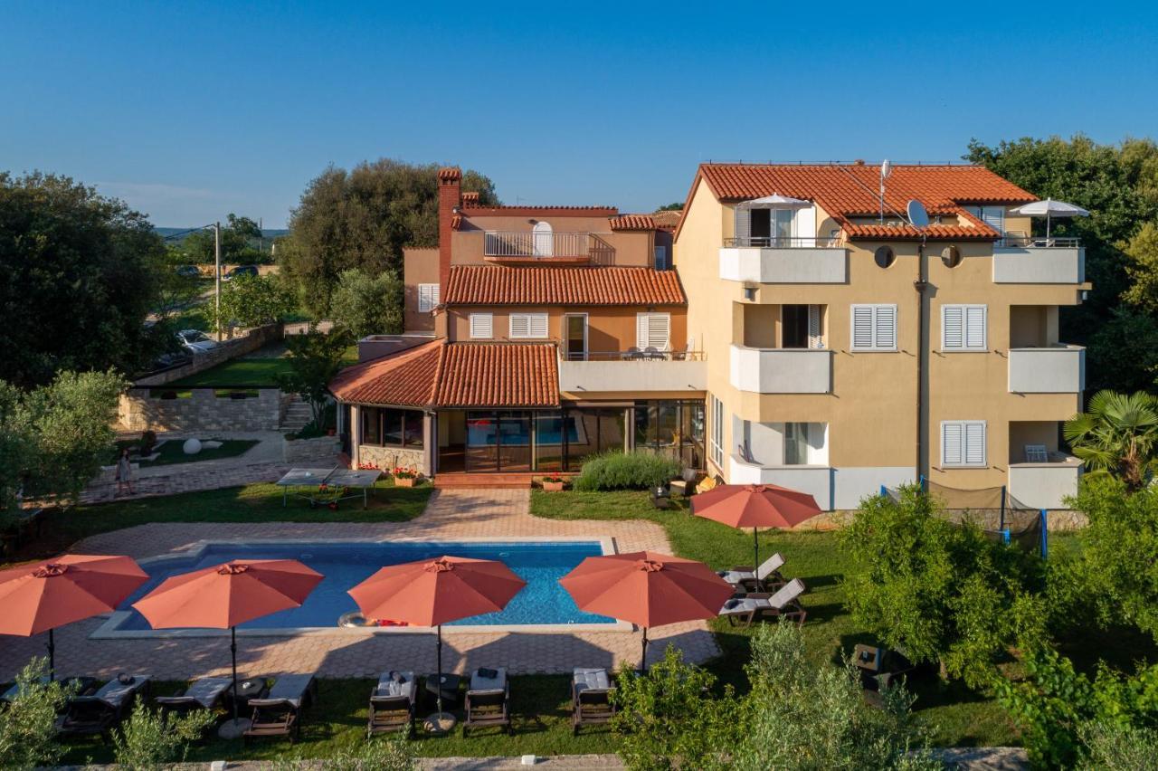 Guesthouse "Barboska" - Big Outdoor Swimming Pool & Private Tennis Court วอดิยัน ภายนอก รูปภาพ
