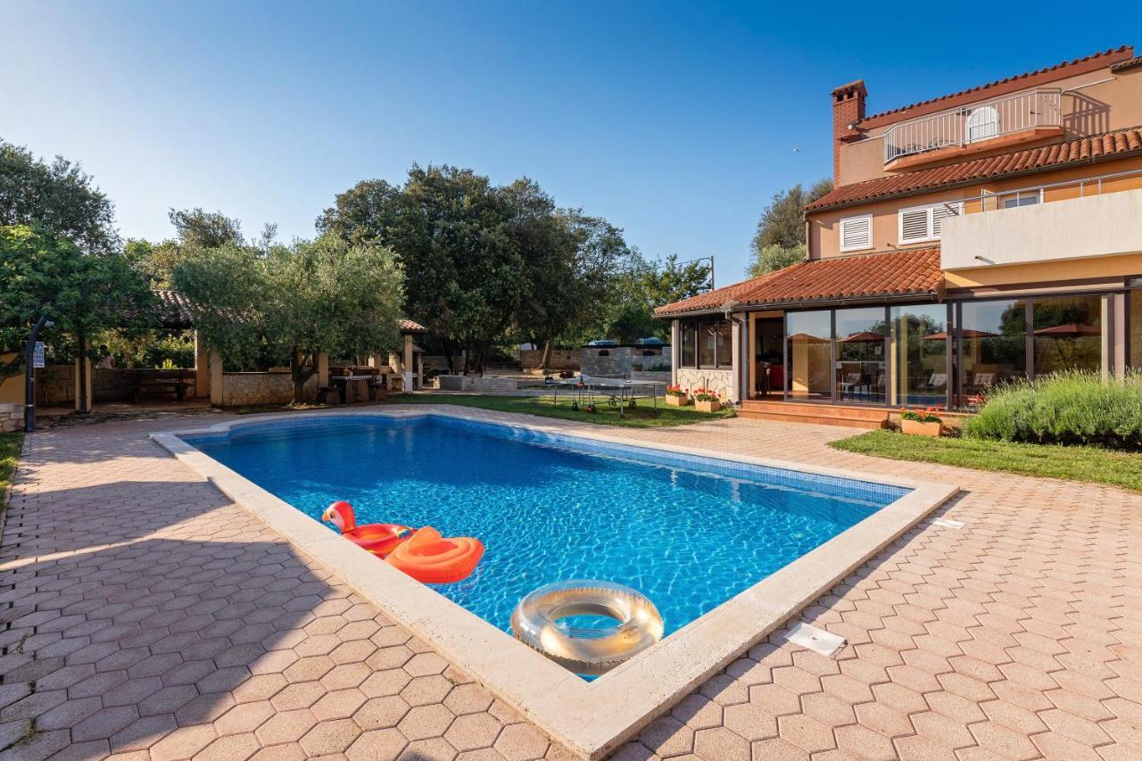 Guesthouse "Barboska" - Big Outdoor Swimming Pool & Private Tennis Court วอดิยัน ภายนอก รูปภาพ