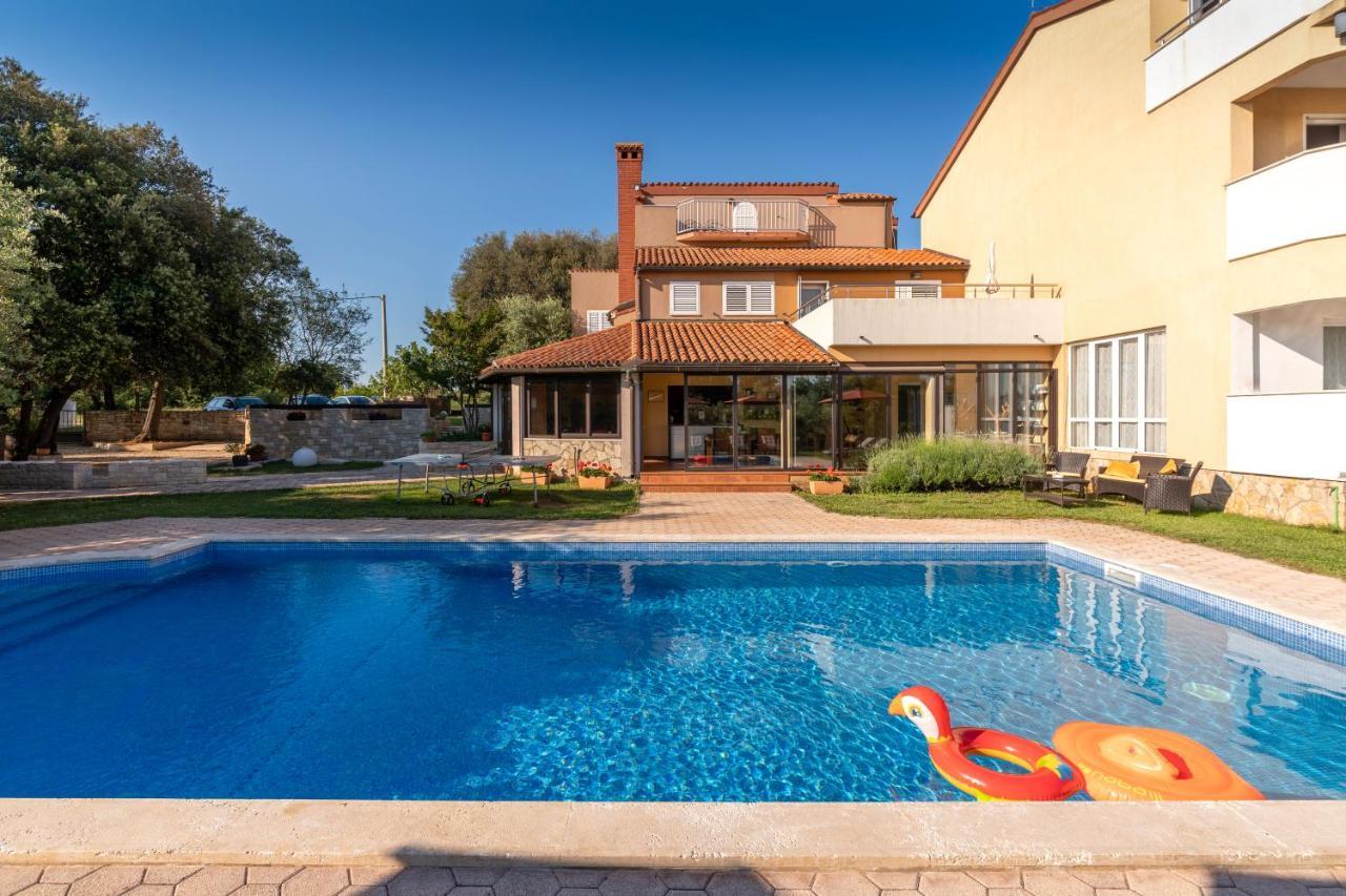 Guesthouse "Barboska" - Big Outdoor Swimming Pool & Private Tennis Court วอดิยัน ภายนอก รูปภาพ