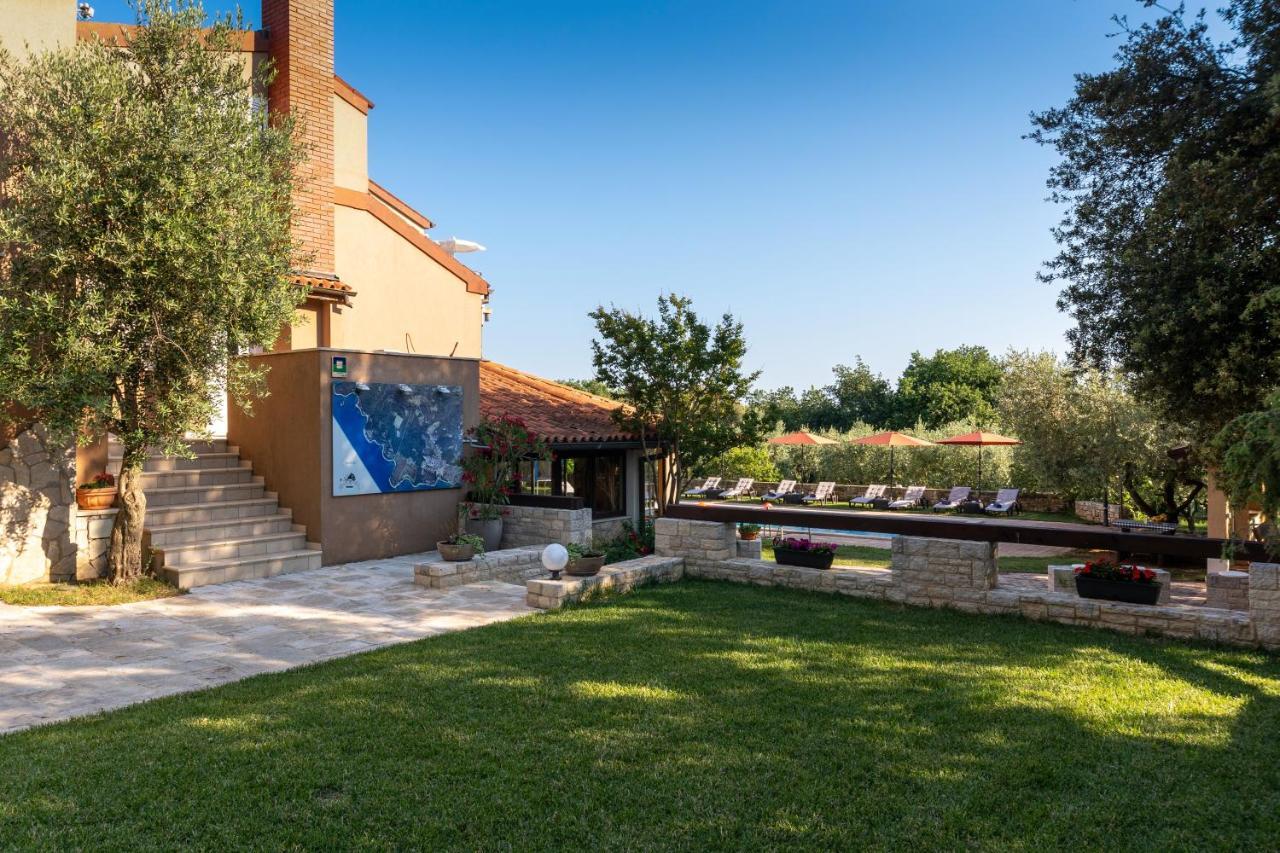 Guesthouse "Barboska" - Big Outdoor Swimming Pool & Private Tennis Court วอดิยัน ภายนอก รูปภาพ