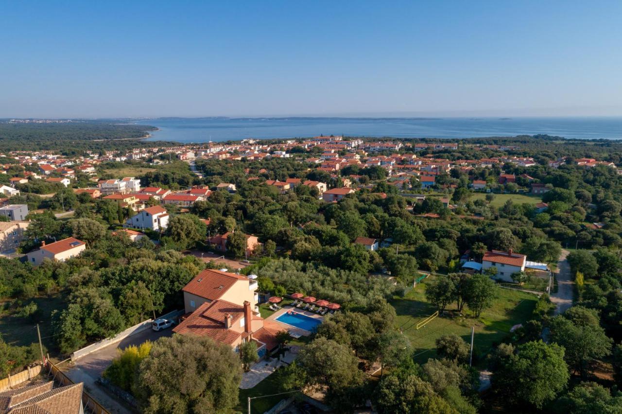 Guesthouse "Barboska" - Big Outdoor Swimming Pool & Private Tennis Court วอดิยัน ภายนอก รูปภาพ