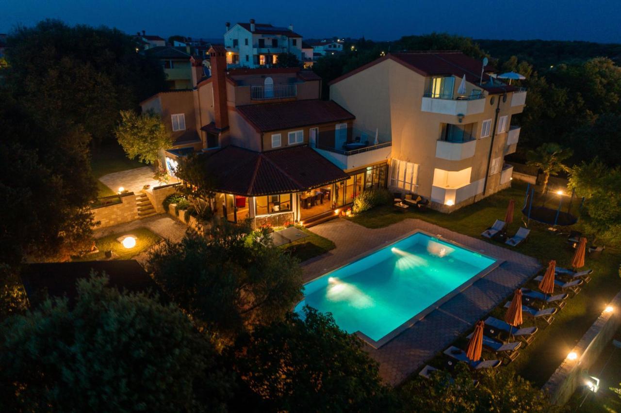 Guesthouse "Barboska" - Big Outdoor Swimming Pool & Private Tennis Court วอดิยัน ภายนอก รูปภาพ