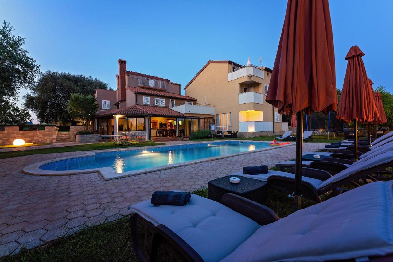 Guesthouse "Barboska" - Big Outdoor Swimming Pool & Private Tennis Court วอดิยัน ภายนอก รูปภาพ