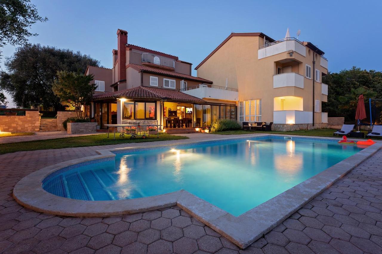 Guesthouse "Barboska" - Big Outdoor Swimming Pool & Private Tennis Court วอดิยัน ภายนอก รูปภาพ