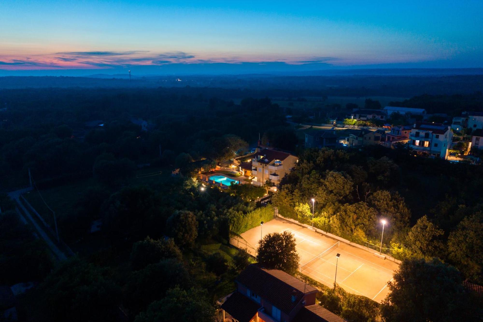 Guesthouse "Barboska" - Big Outdoor Swimming Pool & Private Tennis Court วอดิยัน ภายนอก รูปภาพ