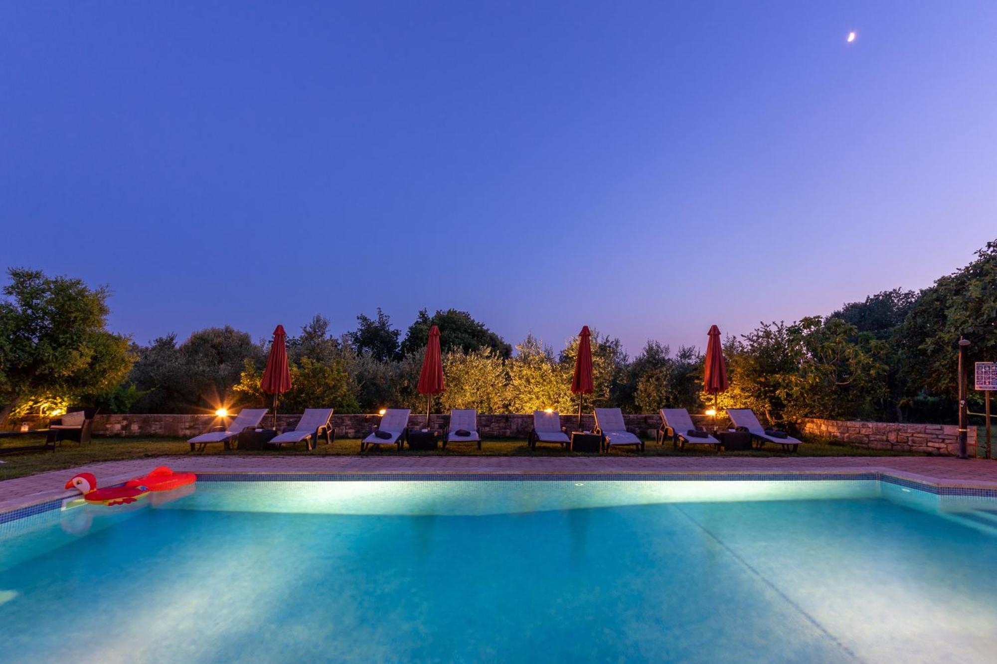 Guesthouse "Barboska" - Big Outdoor Swimming Pool & Private Tennis Court วอดิยัน ภายนอก รูปภาพ