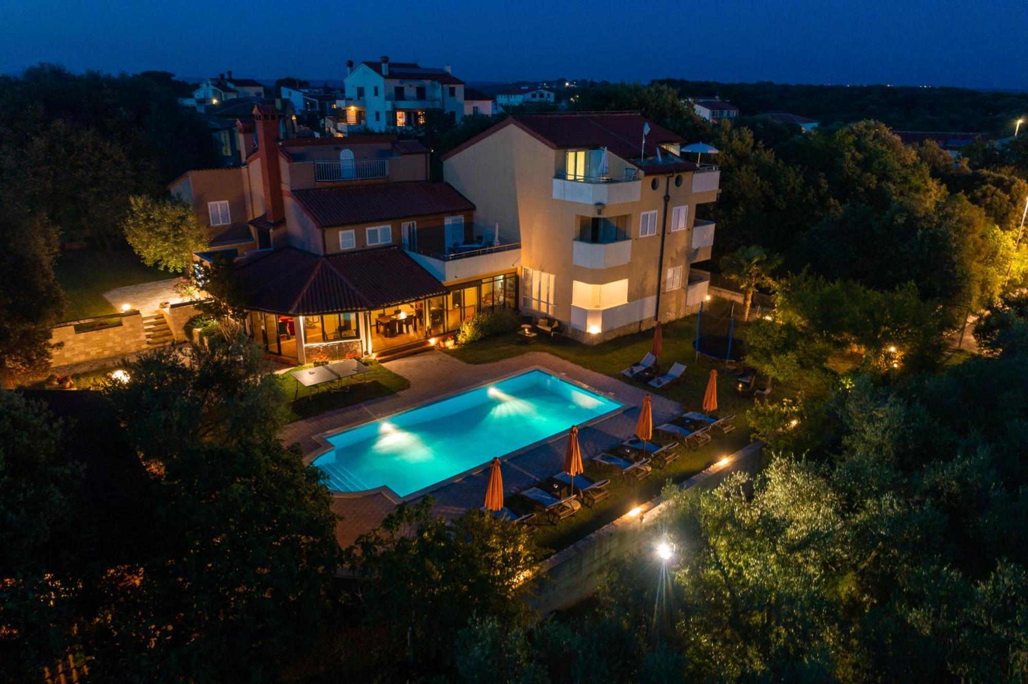 Guesthouse "Barboska" - Big Outdoor Swimming Pool & Private Tennis Court วอดิยัน ภายนอก รูปภาพ