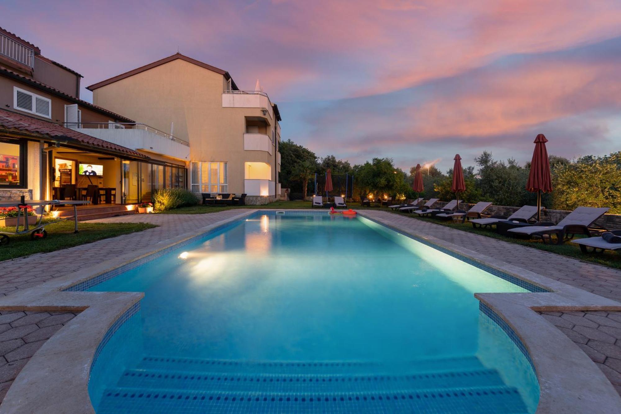 Guesthouse "Barboska" - Big Outdoor Swimming Pool & Private Tennis Court วอดิยัน ภายนอก รูปภาพ