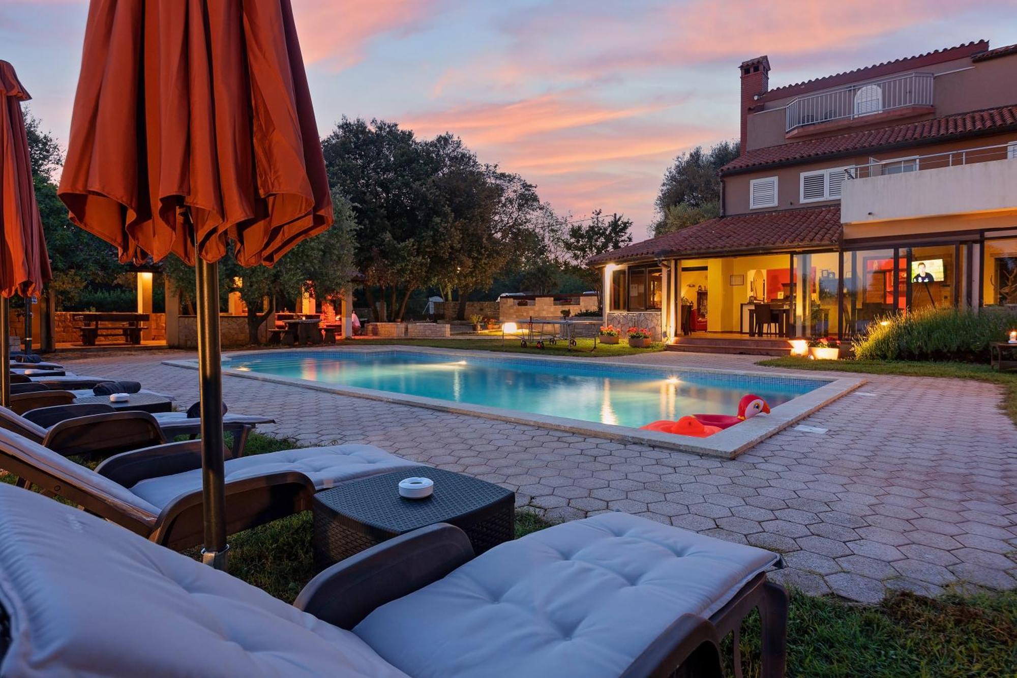 Guesthouse "Barboska" - Big Outdoor Swimming Pool & Private Tennis Court วอดิยัน ภายนอก รูปภาพ