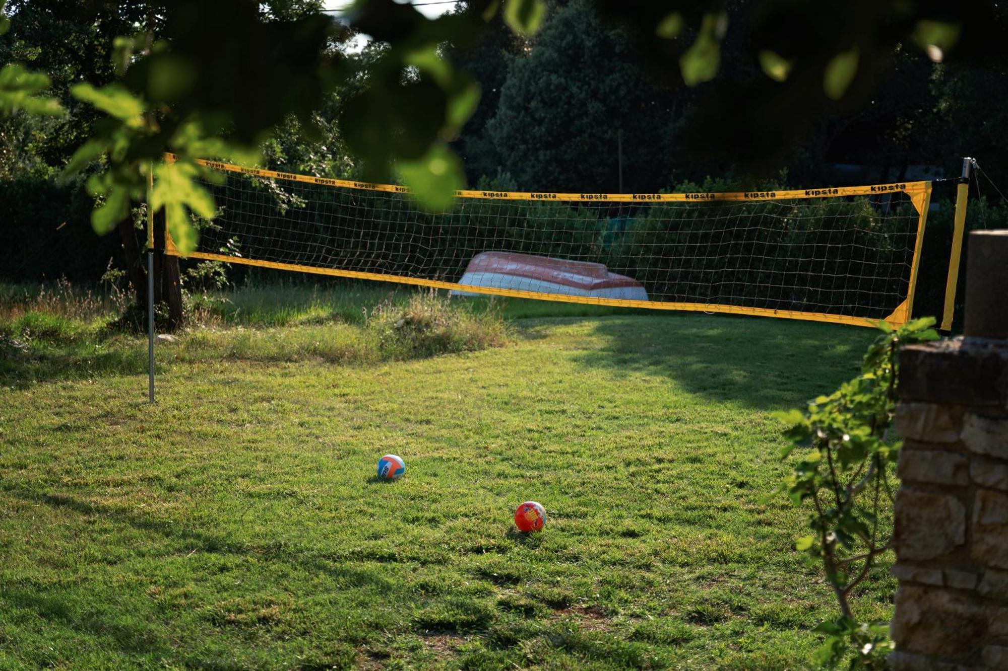 Guesthouse "Barboska" - Big Outdoor Swimming Pool & Private Tennis Court วอดิยัน ภายนอก รูปภาพ