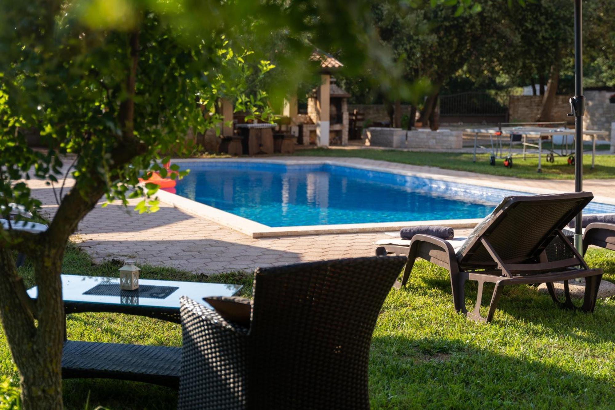 Guesthouse "Barboska" - Big Outdoor Swimming Pool & Private Tennis Court วอดิยัน ภายนอก รูปภาพ