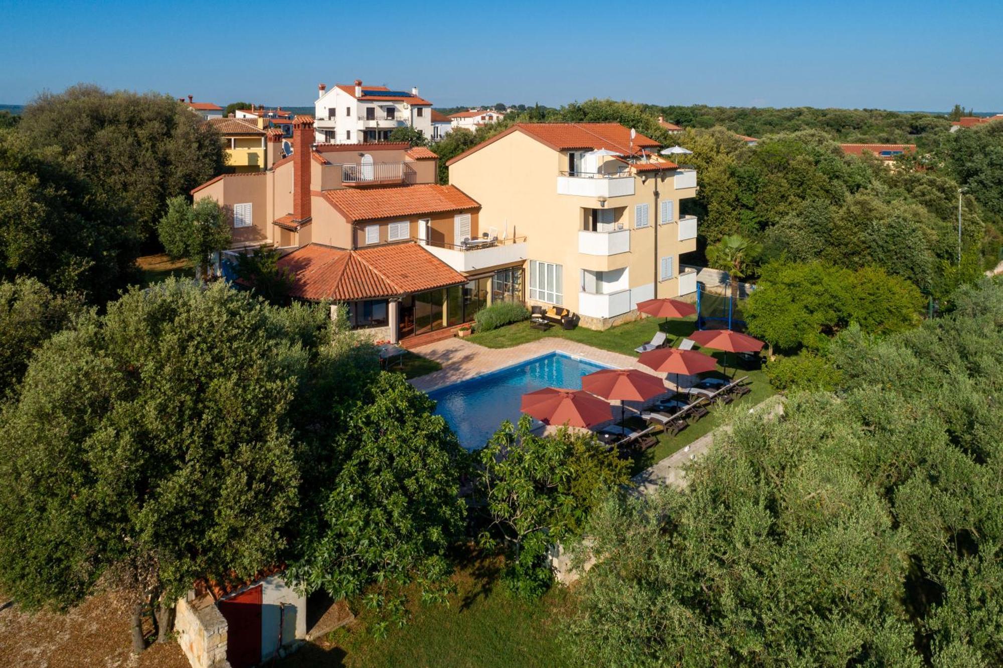 Guesthouse "Barboska" - Big Outdoor Swimming Pool & Private Tennis Court วอดิยัน ภายนอก รูปภาพ