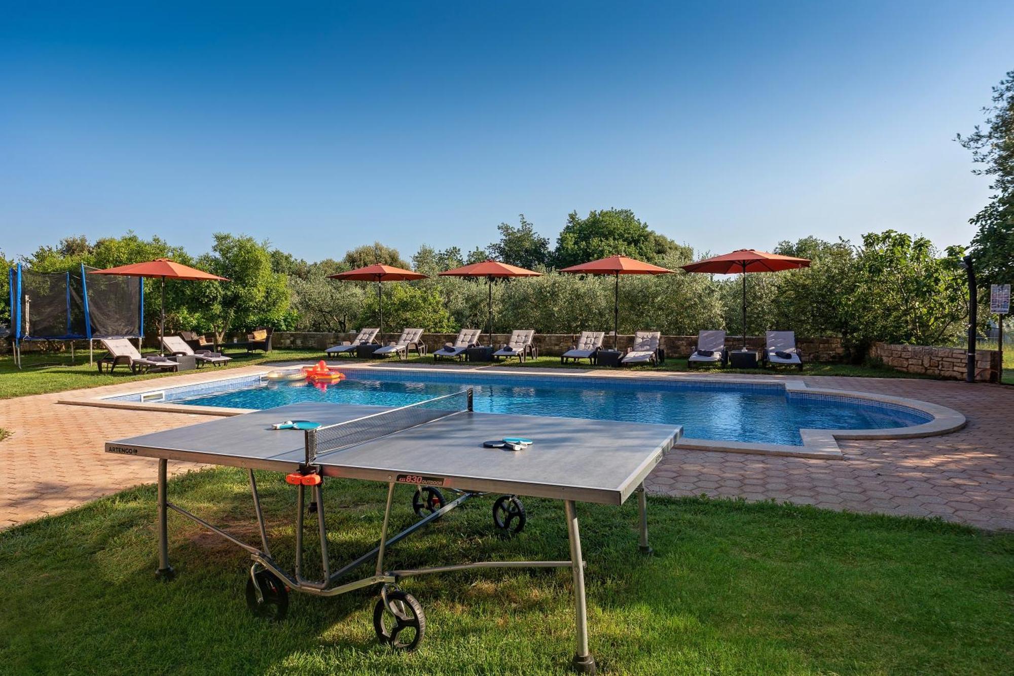 Guesthouse "Barboska" - Big Outdoor Swimming Pool & Private Tennis Court วอดิยัน ภายนอก รูปภาพ