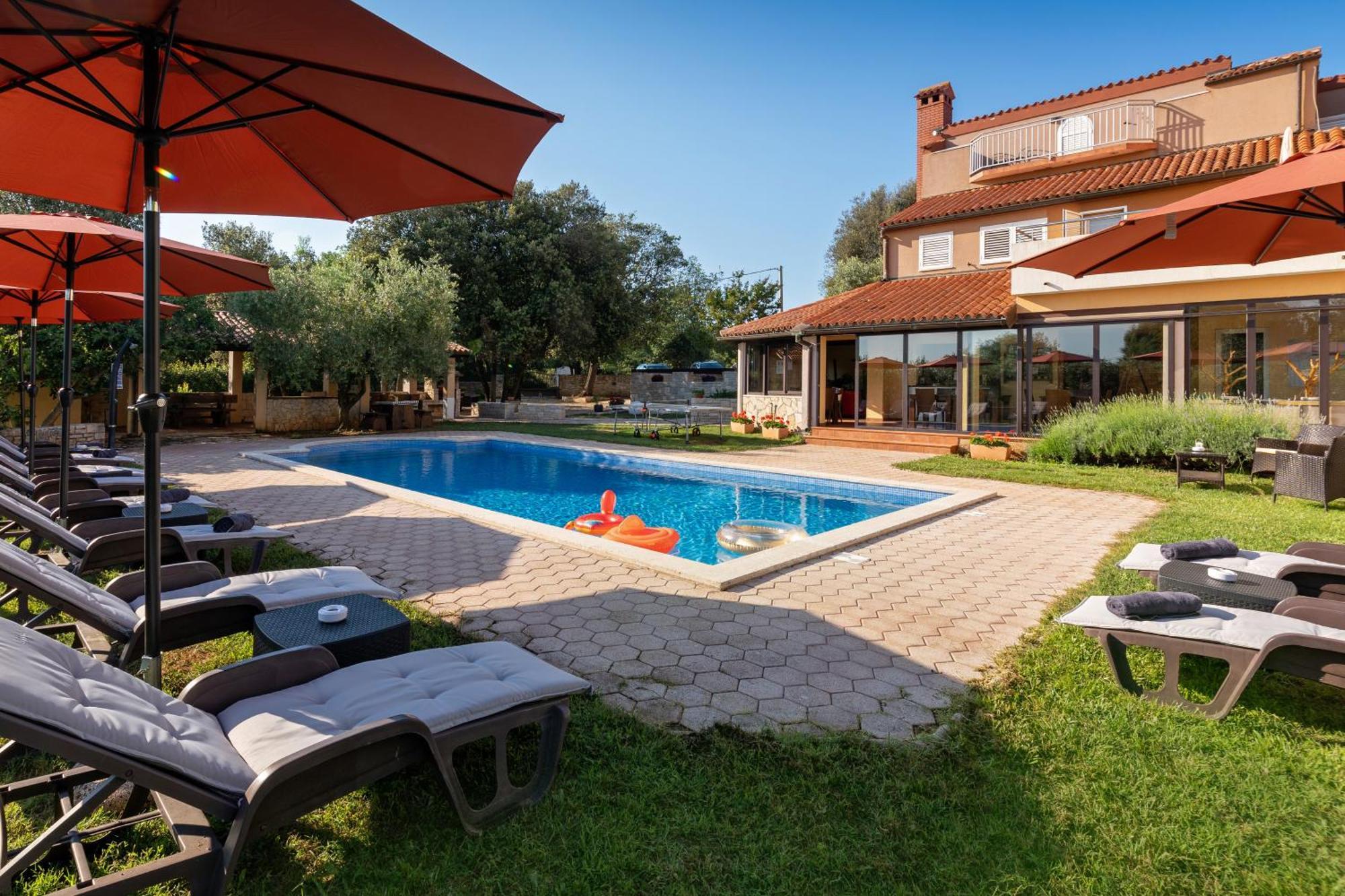 Guesthouse "Barboska" - Big Outdoor Swimming Pool & Private Tennis Court วอดิยัน ภายนอก รูปภาพ