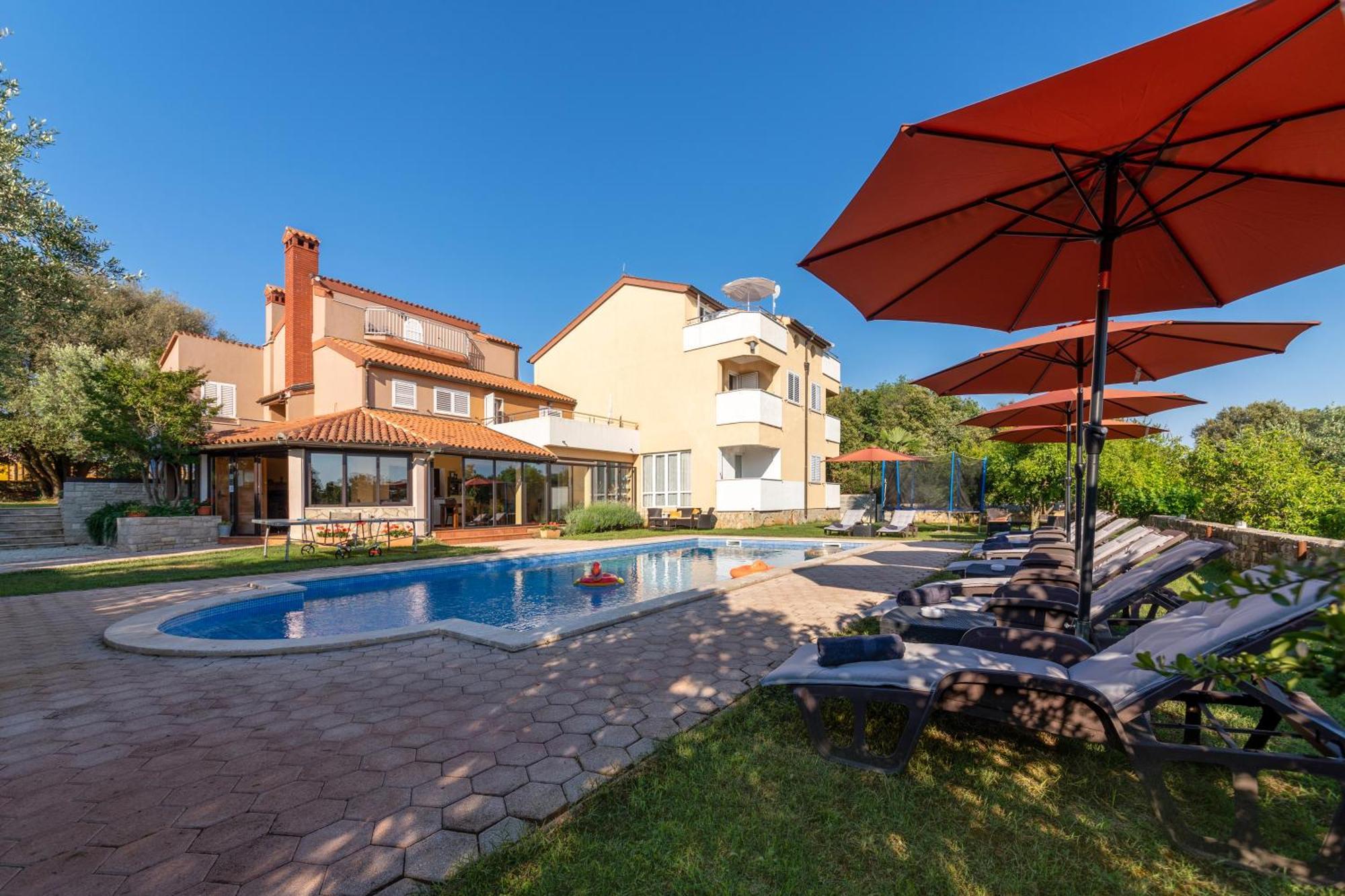 Guesthouse "Barboska" - Big Outdoor Swimming Pool & Private Tennis Court วอดิยัน ภายนอก รูปภาพ