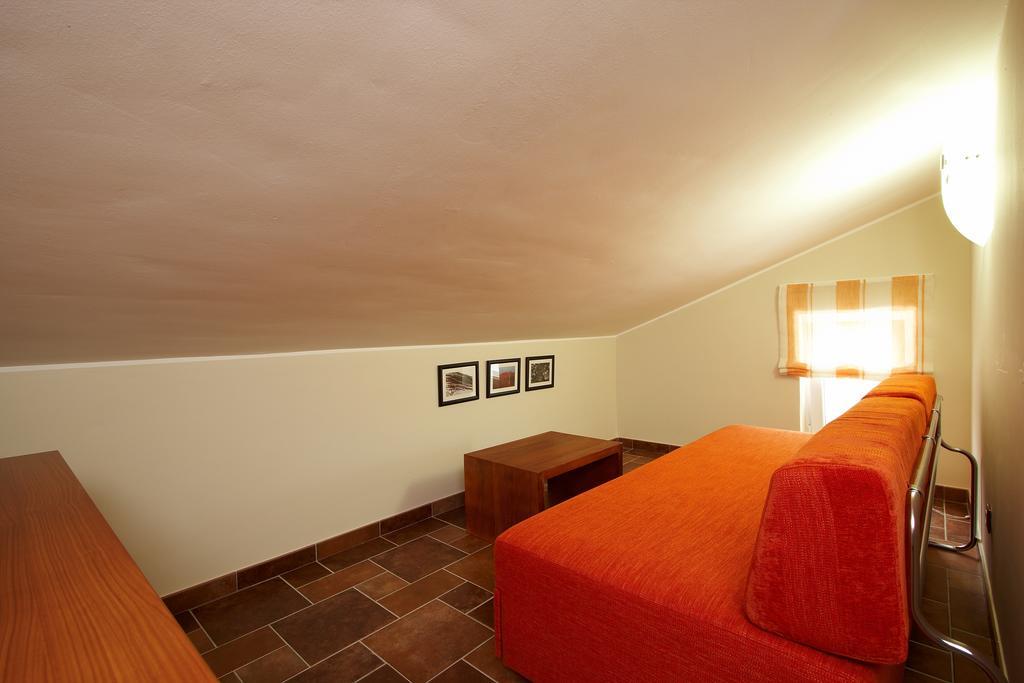 Guesthouse "Barboska" - Big Outdoor Swimming Pool & Private Tennis Court วอดิยัน ห้อง รูปภาพ