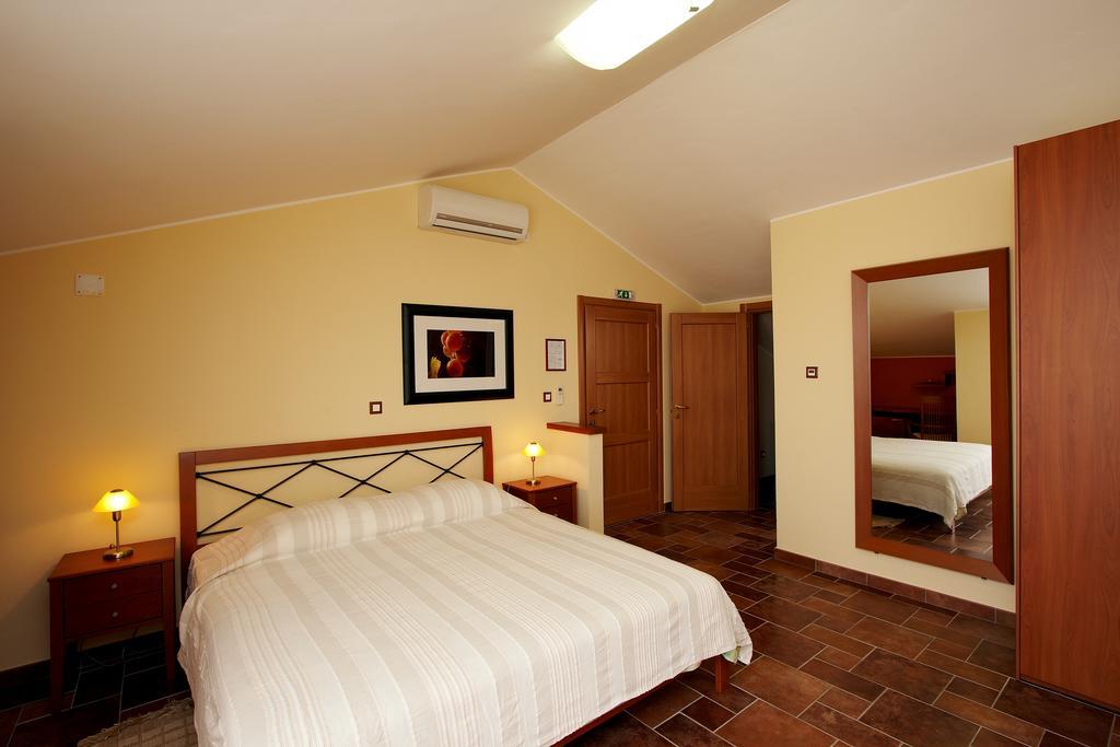 Guesthouse "Barboska" - Big Outdoor Swimming Pool & Private Tennis Court วอดิยัน ห้อง รูปภาพ
