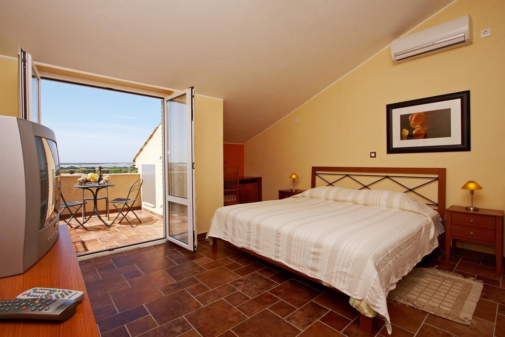 Guesthouse "Barboska" - Big Outdoor Swimming Pool & Private Tennis Court วอดิยัน ห้อง รูปภาพ