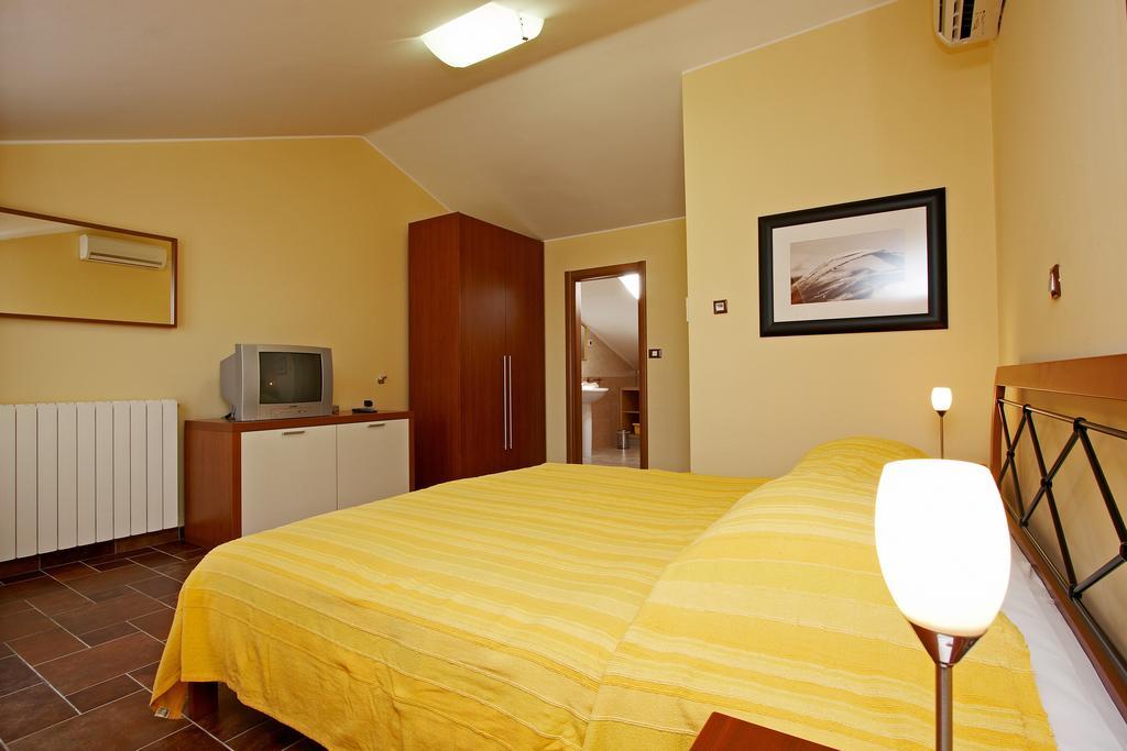 Guesthouse "Barboska" - Big Outdoor Swimming Pool & Private Tennis Court วอดิยัน ห้อง รูปภาพ