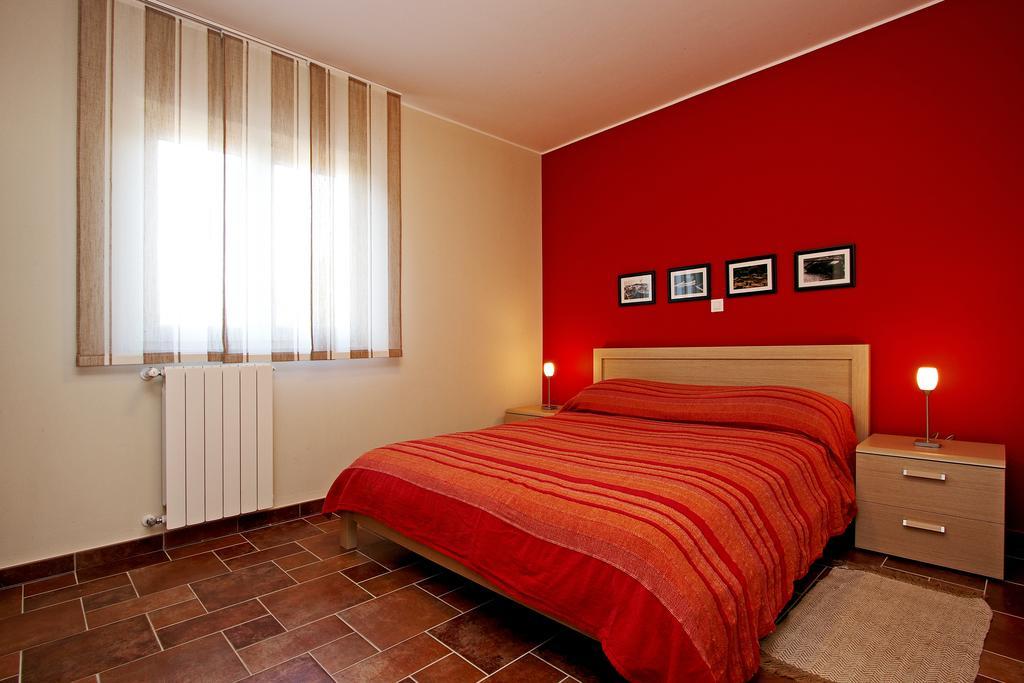Guesthouse "Barboska" - Big Outdoor Swimming Pool & Private Tennis Court วอดิยัน ห้อง รูปภาพ