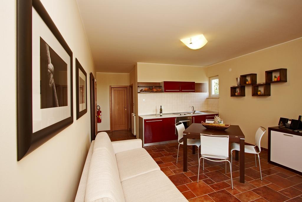 Guesthouse "Barboska" - Big Outdoor Swimming Pool & Private Tennis Court วอดิยัน ห้อง รูปภาพ
