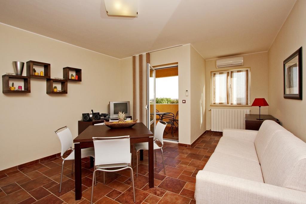 Guesthouse "Barboska" - Big Outdoor Swimming Pool & Private Tennis Court วอดิยัน ห้อง รูปภาพ