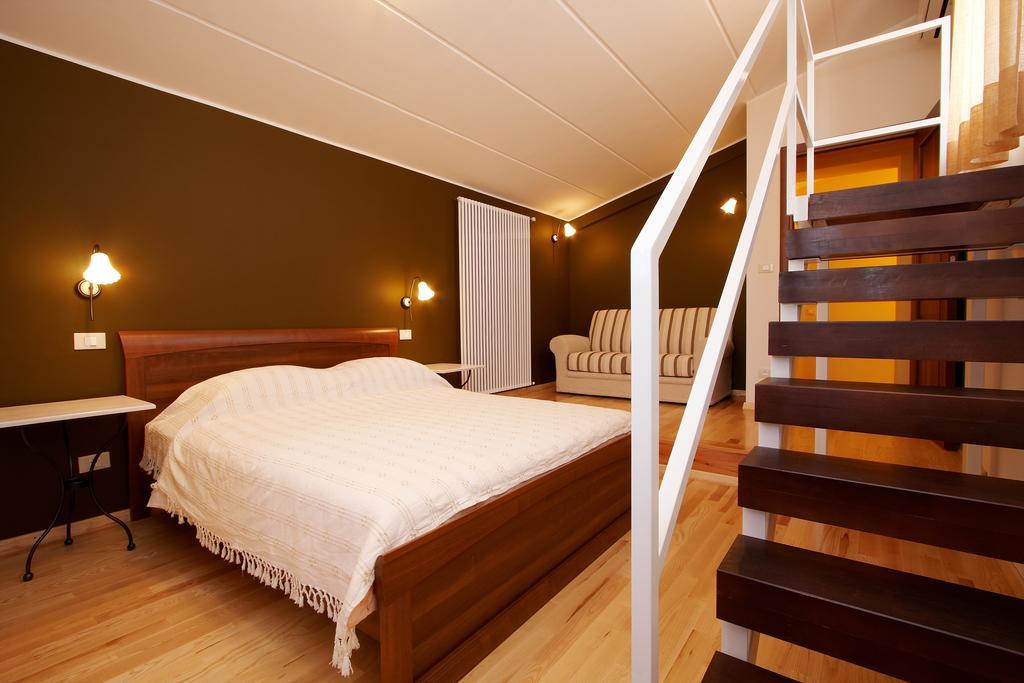 Guesthouse "Barboska" - Big Outdoor Swimming Pool & Private Tennis Court วอดิยัน ห้อง รูปภาพ