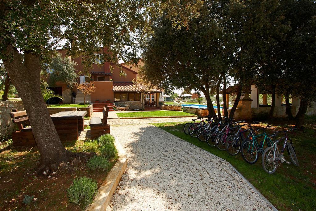 Guesthouse "Barboska" - Big Outdoor Swimming Pool & Private Tennis Court วอดิยัน ภายนอก รูปภาพ