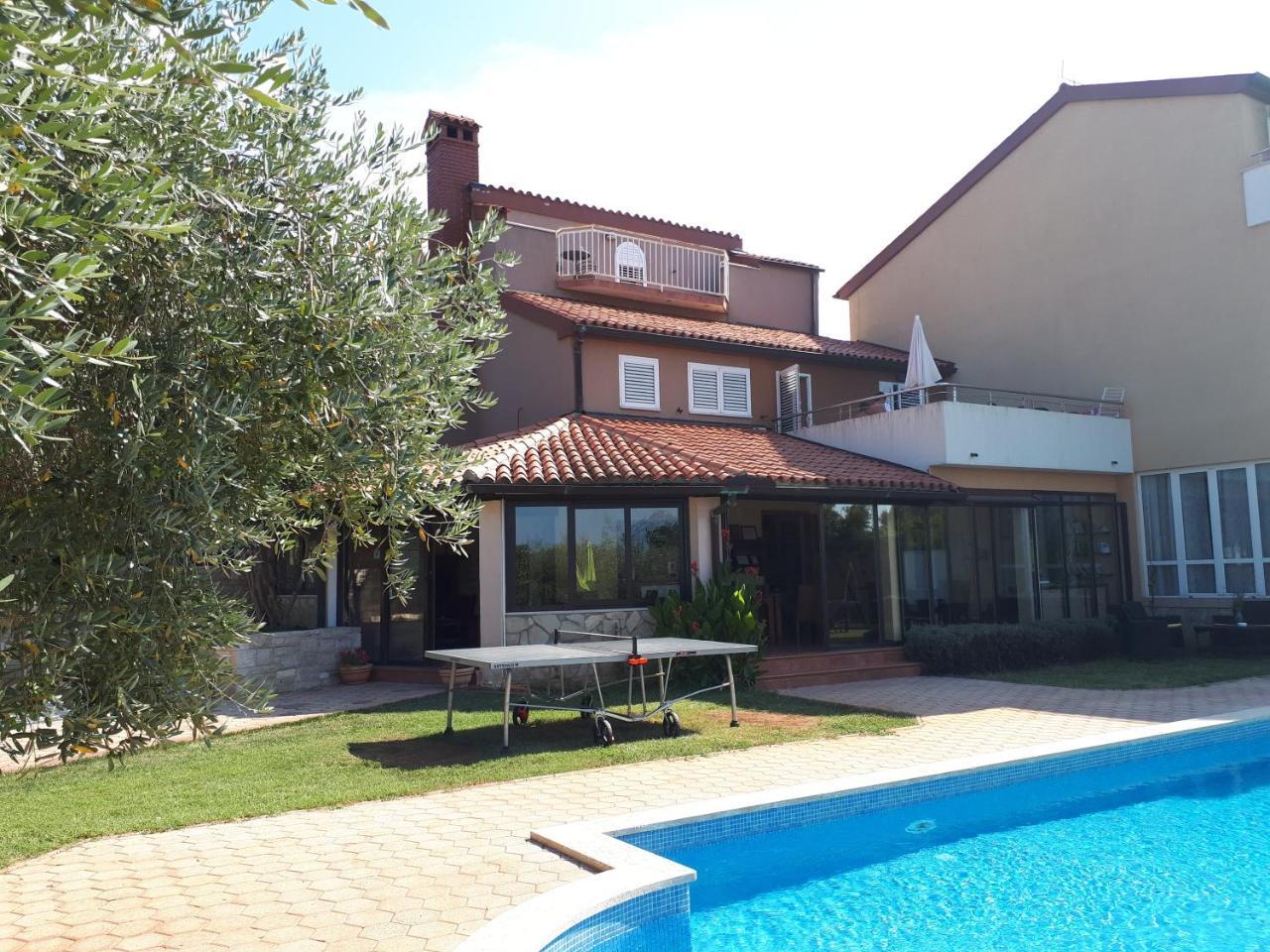 Guesthouse "Barboska" - Big Outdoor Swimming Pool & Private Tennis Court วอดิยัน ภายนอก รูปภาพ