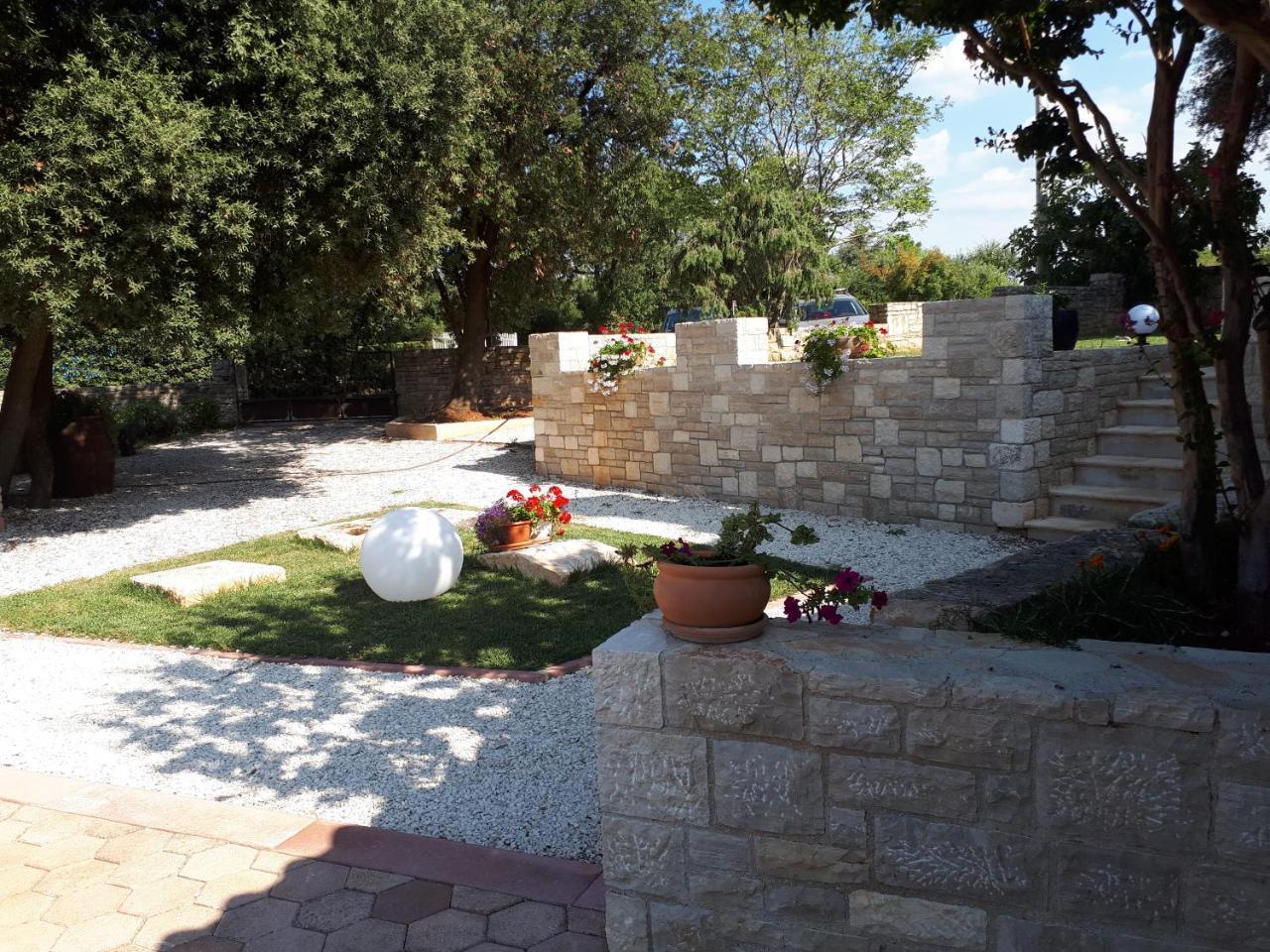 Guesthouse "Barboska" - Big Outdoor Swimming Pool & Private Tennis Court วอดิยัน ภายนอก รูปภาพ