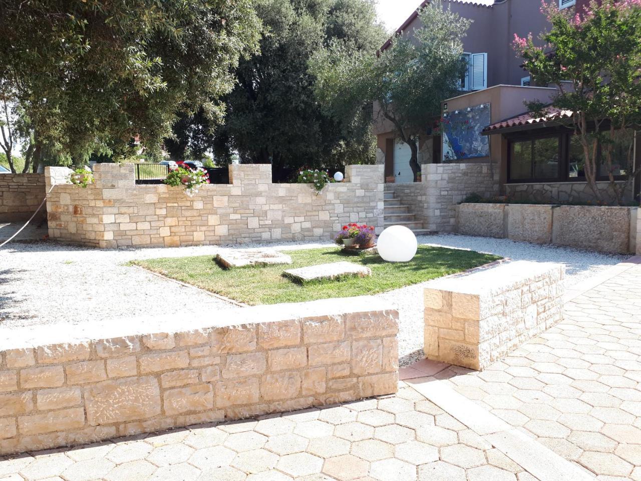 Guesthouse "Barboska" - Big Outdoor Swimming Pool & Private Tennis Court วอดิยัน ภายนอก รูปภาพ